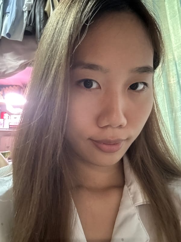 Woman takes casual bedroom selfies in Chongqing