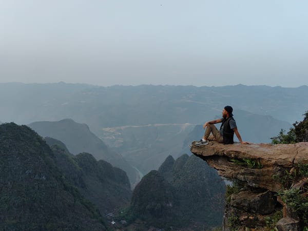Tourists enjoy scenic mountain views in Vietnam's Đồng Văn Commune