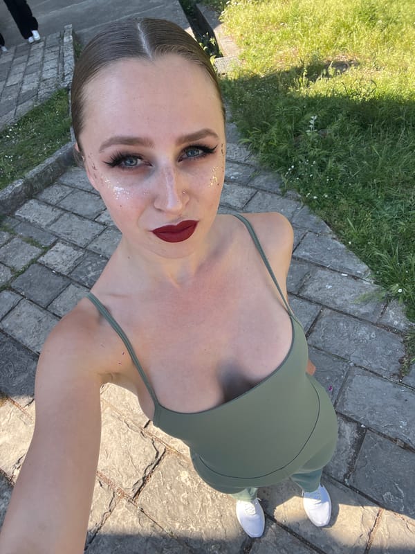 Woman in green outfit spotted in Bijela with flower bouquet