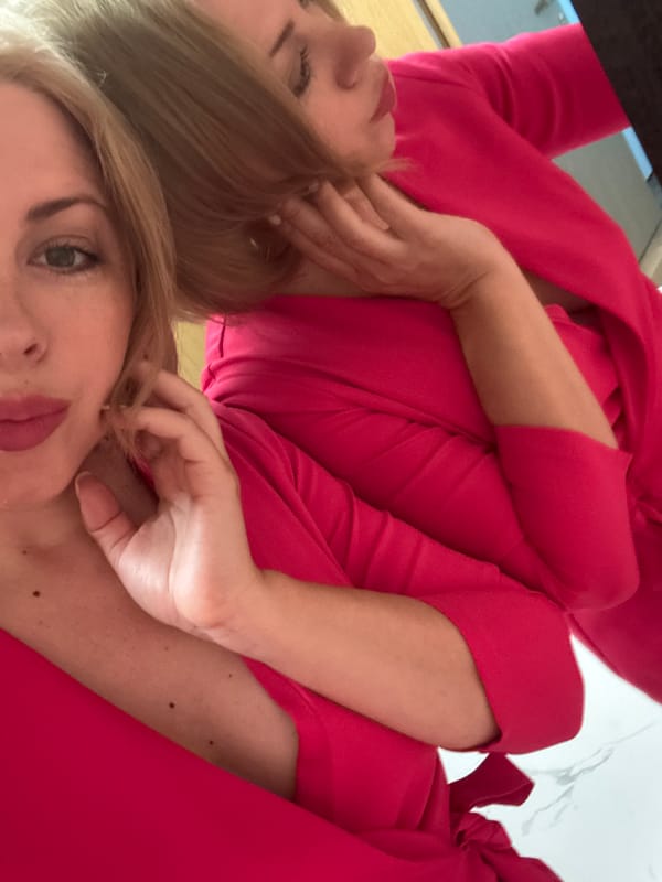 Selfie session in a Sochi apartment, pink looks and a straw hat