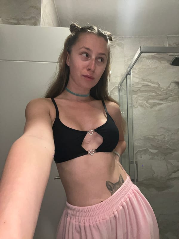 Woman documents casual morning routine in Bečići apartment