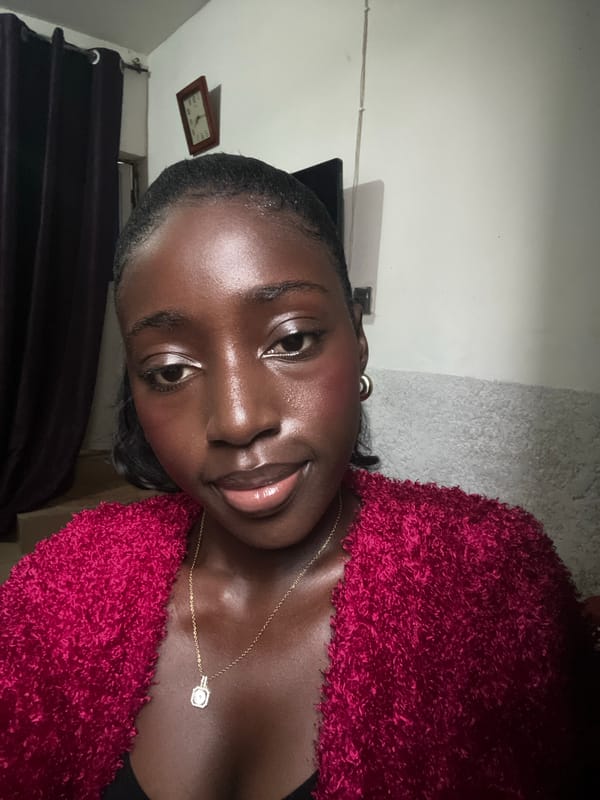 Woman takes morning selfies in Abuja wearing gold jewelry