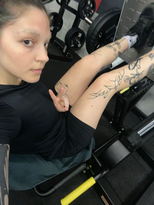 Woman takes gym selfie on leg press in Gijón