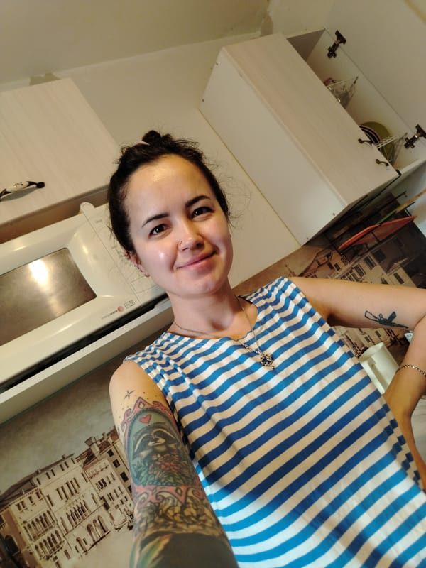 Woman documents late-night moments in selfies across Noviy home