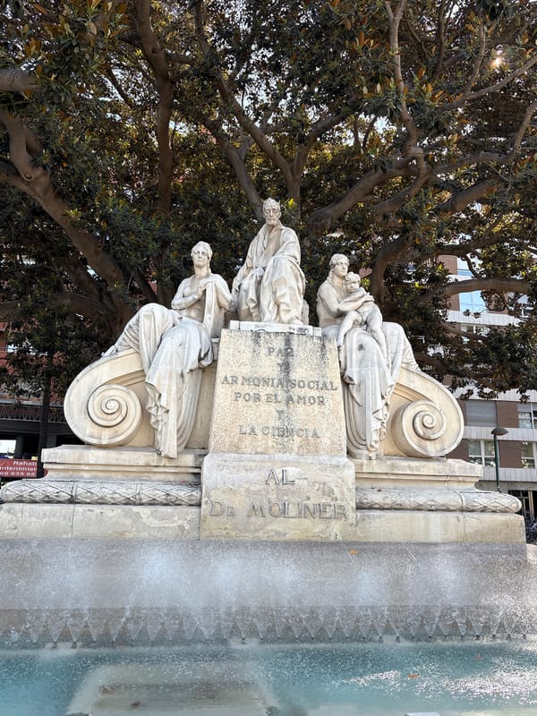 Valencia park visit: Dr. Moliner monument and giant Ficus tree