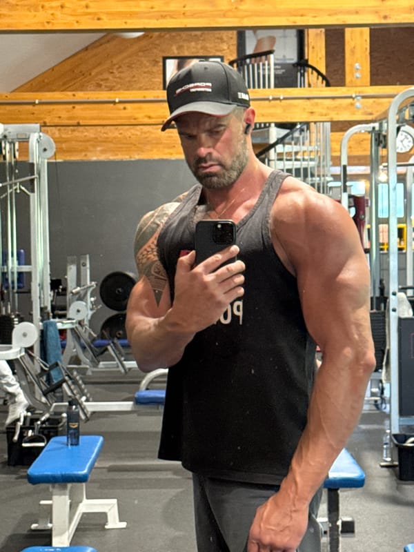 Man takes gym selfies in Jemelle, Belgium