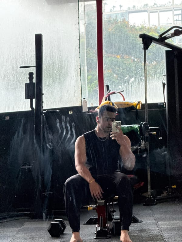 Man documents workout routine with selfies at Kolkata gym