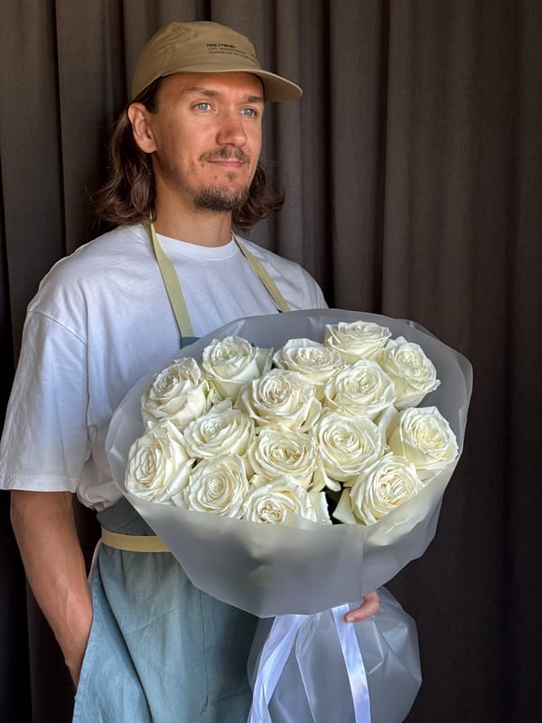 White rose bouquet on display at an Izhevsk flower stand