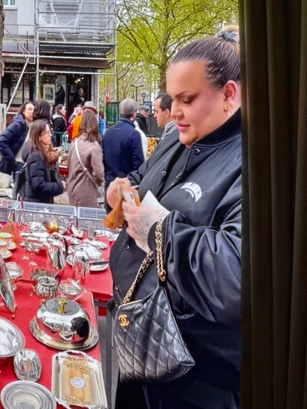 Woman spotted at North Kuta market during midday
