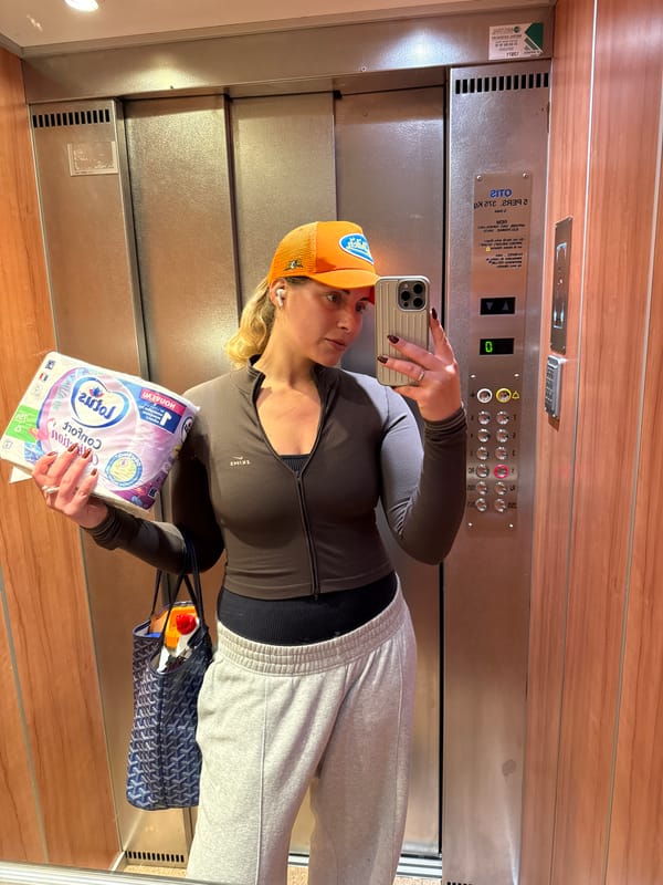 Woman takes selfies around Paris locations within minutes