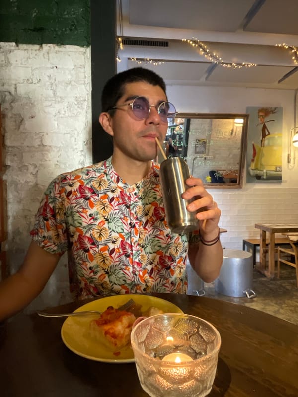 Casual dining scene documented at Barcelona restaurant
