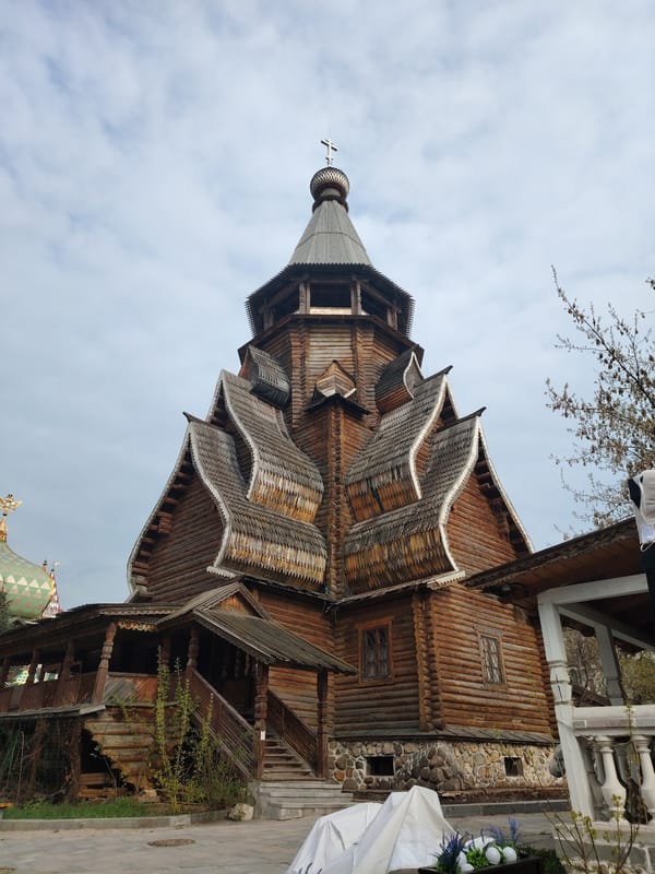 Tourist documents morning visit to Russian cultural site in Moscow