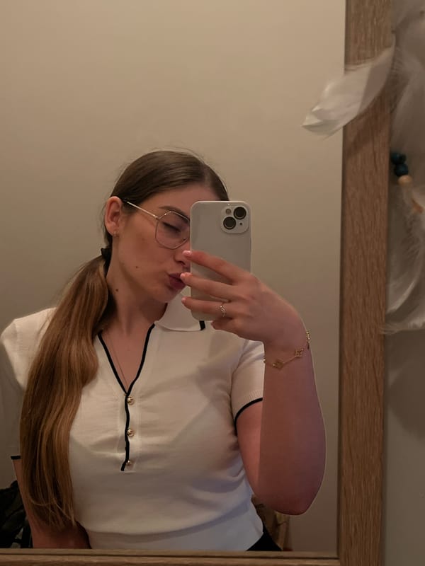 Woman takes mirror selfies during 10-minute indoor photography session