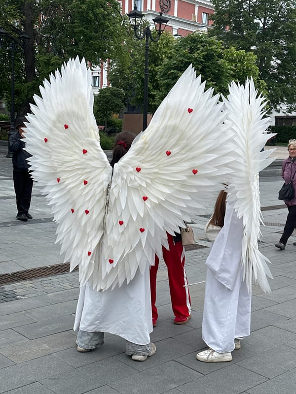 Angel-costumed pair spotted walking streets of Nizhny Novgorod