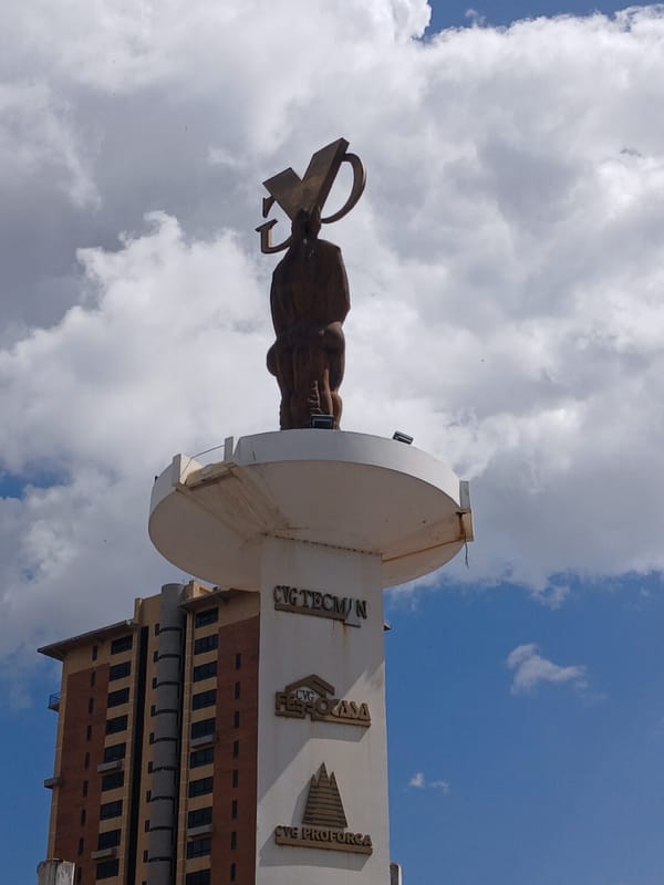 Everyday Puerto Ordaz: monuments, a mall kiosk, and street scenes