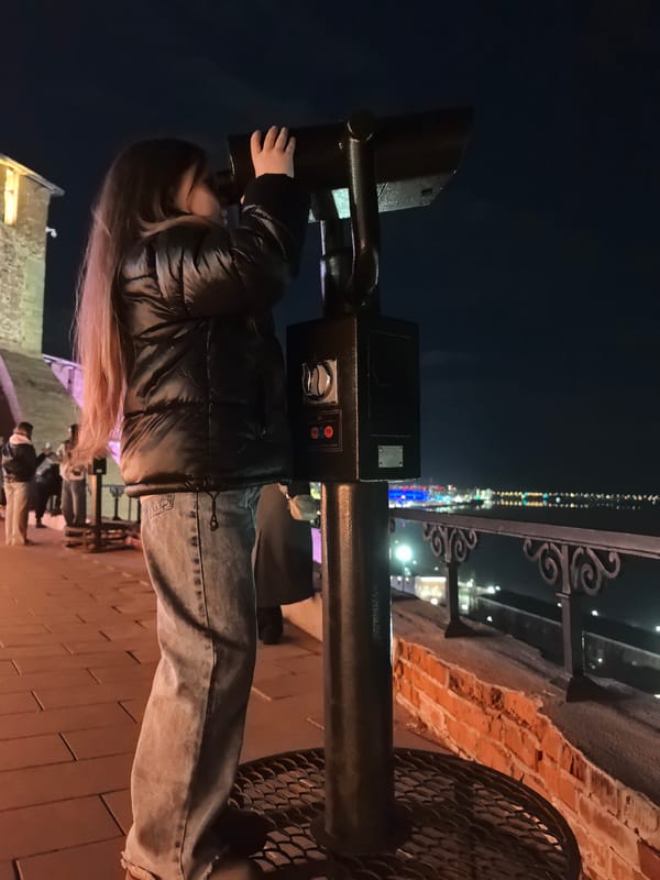 Evening pedestrian activity documented near Nizhny Novgorod Kremlin