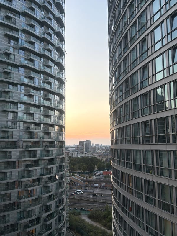 Dusk views of the O2 Arena, Thames, and London skyline
