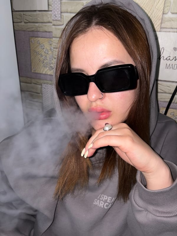 Woman in grey hoodie and sunglasses spotted in Port-Katon