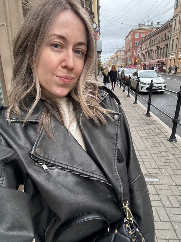 Woman documents afternoon in Saint Petersburg through street selfies