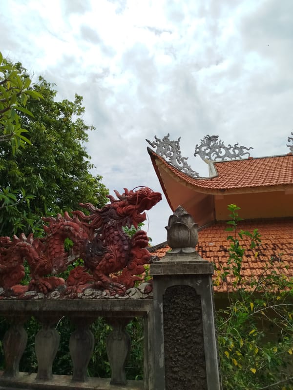 Unknown witness documents Da Lat temples and architecture