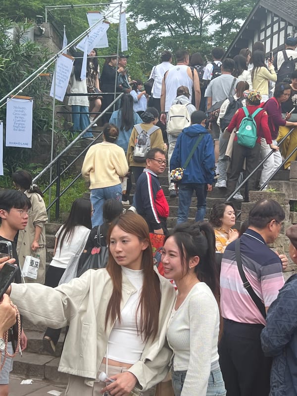 Crowds gather at scenic overlook in Nan'an District