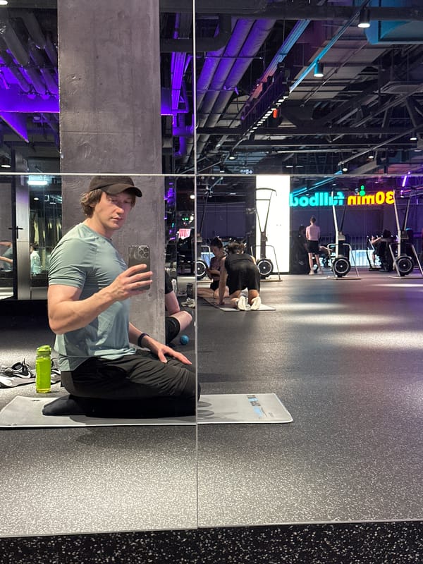 Workout session at a Murino gym with selfies and mixed training