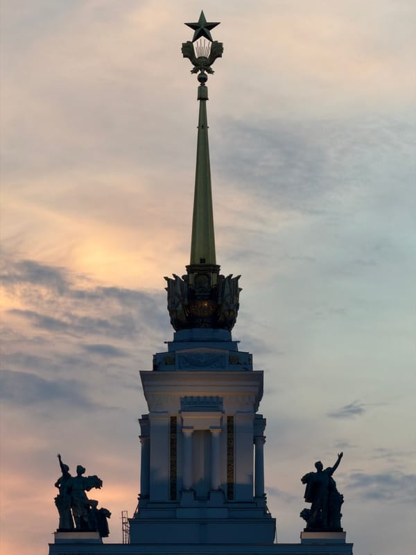 Evening photo tour captures VDNKh landmarks at sunset in Moscow