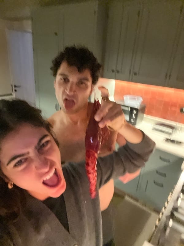 Couple prepares fresh prawns in Gondarém kitchen