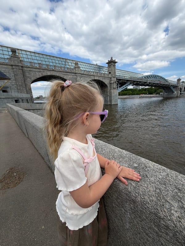 Casual riverside scenes documented in Moscow's historic waterfront district