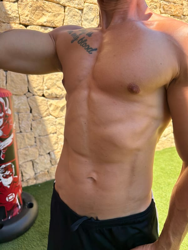 Outdoor home gym session in Finestrat, with supplements nearby.