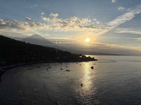 Coastal sunrise and tropical scenery documented by witnesses