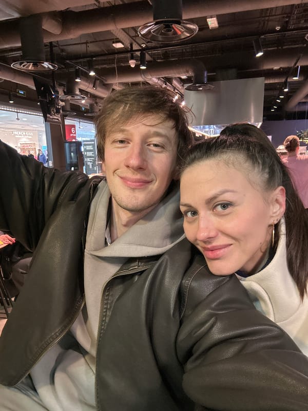 Couple documents dessert outing at Saint Petersburg bakery