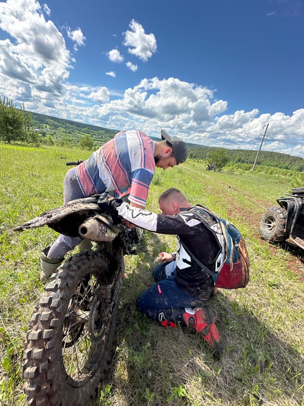 Group enjoys dirt bike outing in Russian countryside