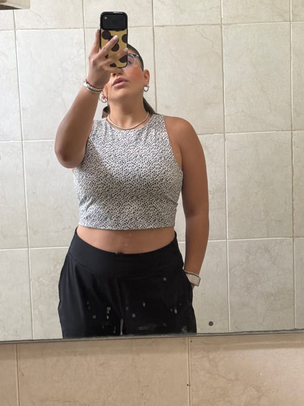 Young person takes mirror selfie in Puebla bathroom