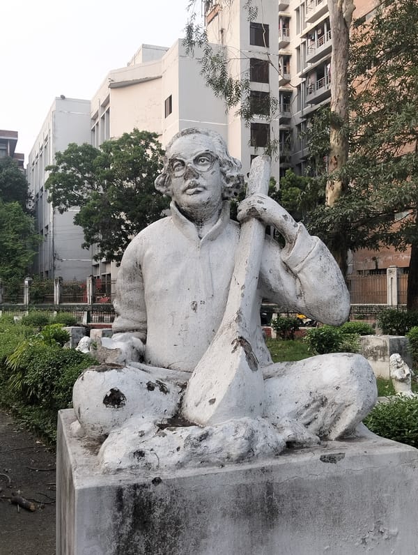Dhaka street life: rickshaws, vendors, daily commerce documented