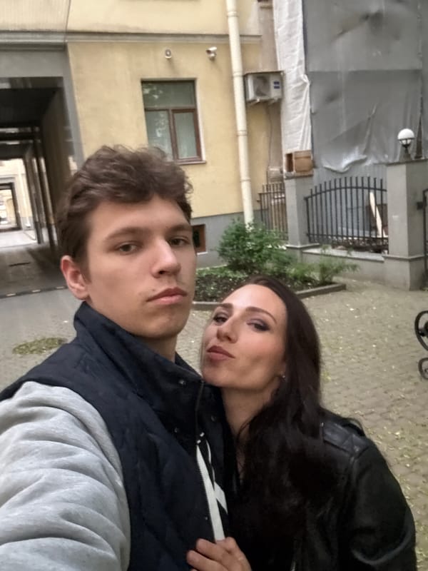 Couple documents hour-long outing across Saint Petersburg locations