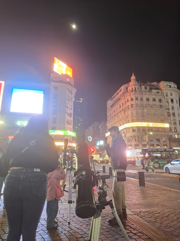 Late-night stargazing and street performance near Buenos Aires Obelisco