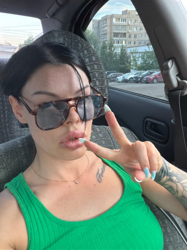 Close-up car portraits in Ufa, green tank top and sunglasses