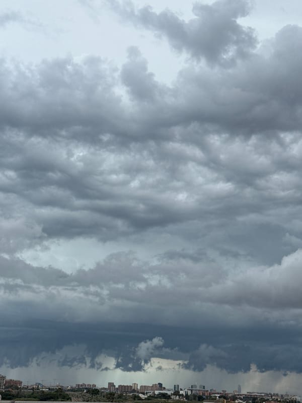 Turbulent clouds observed over Alboraia, Spain