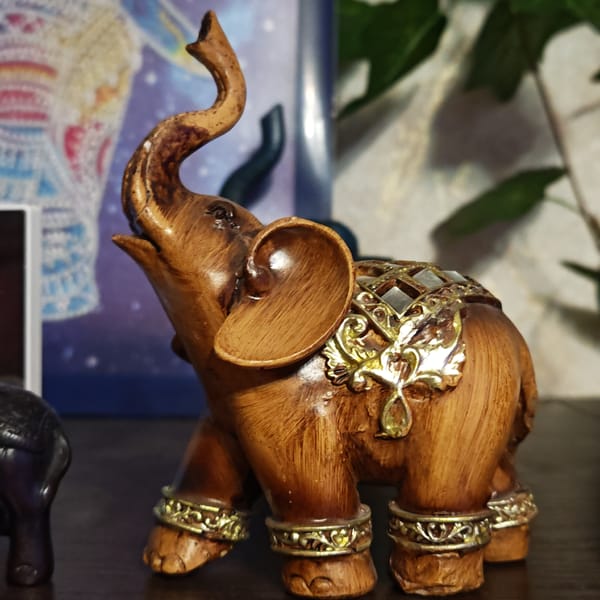Decorative elephant figurine and heart candle documented in Rostov
