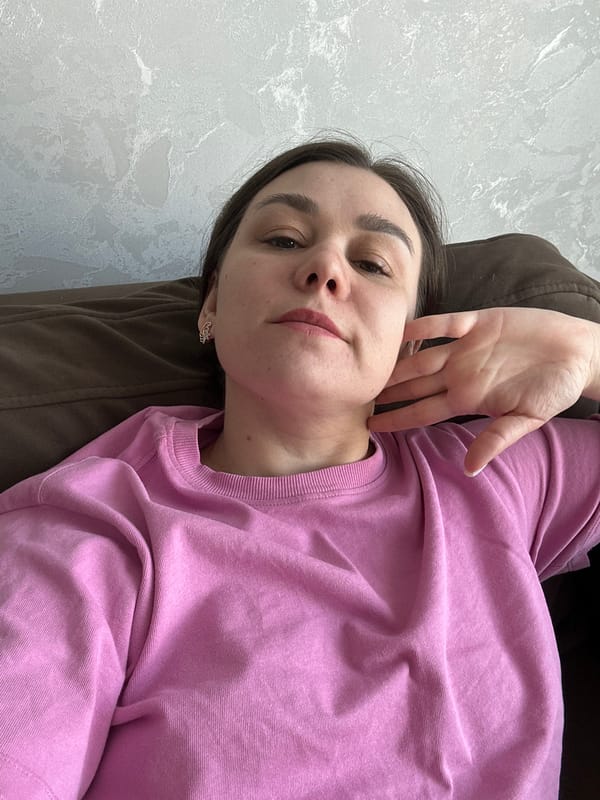 Woman documents morning cooking routine with selfies in Chaikovsky