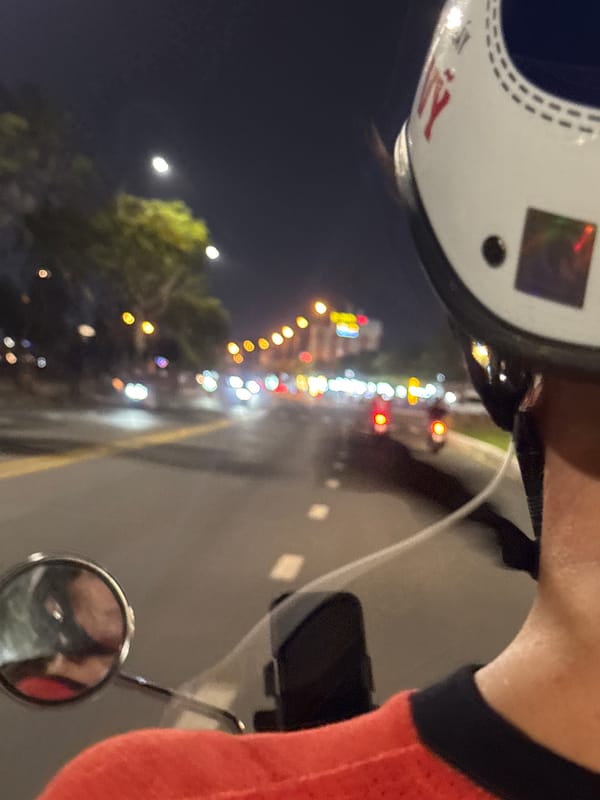 Nighttime motorcycle ride through Đà Nẵng streets captured