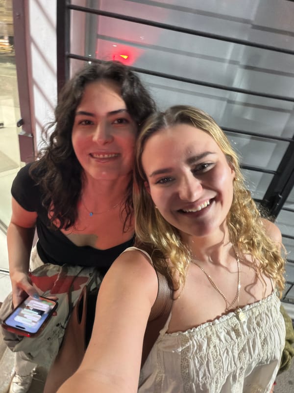 Friends document night out with selfies across Puebla locations