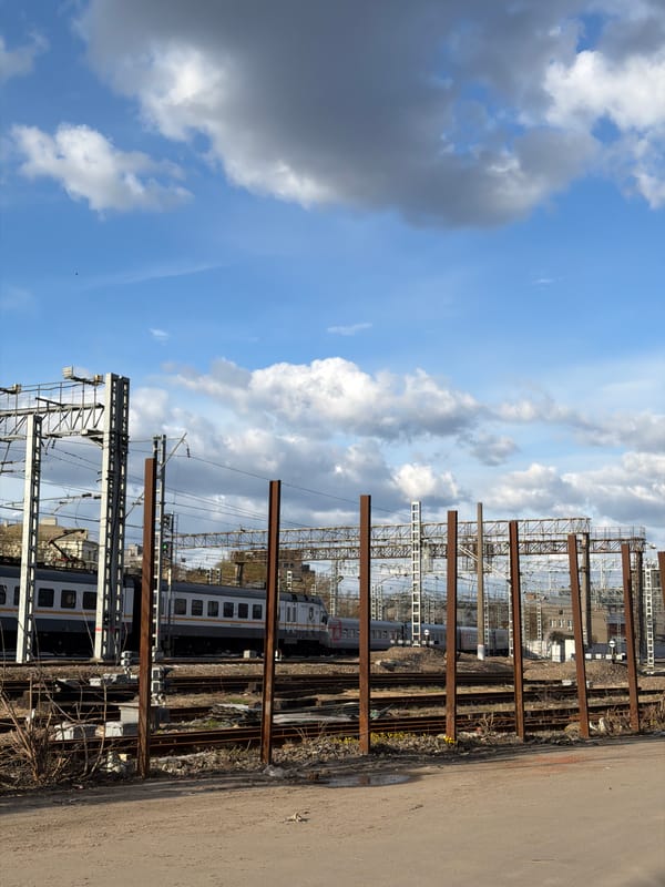 Person documents ordinary afternoon scenes across Moscow locations