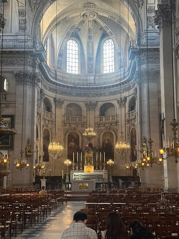 Tourist documents 20-minute walking tour of central Paris landmarks