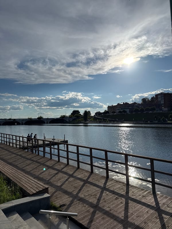 Families enjoy sunny afternoon along Votkinsk waterfront boardwalk
