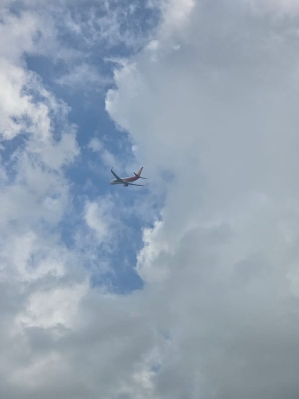 Morning layover and departures at Shenzhen Bao'an International Airport