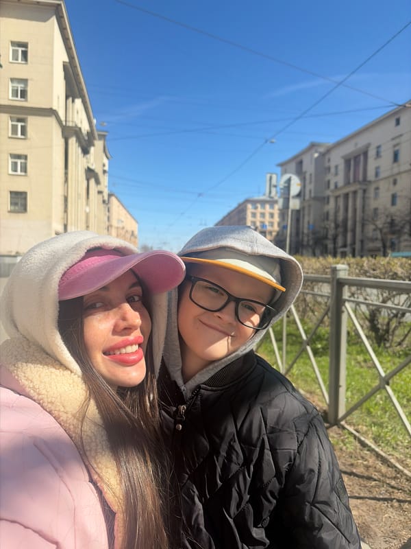 Sunny day photo session captured on Saint Petersburg streets