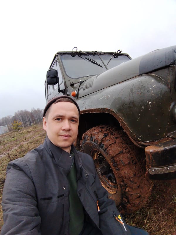 Man photographs outdoor excursion with off-road vehicle in Марковский