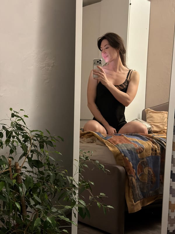 Woman takes mirror selfies, spotted with child in Perm
